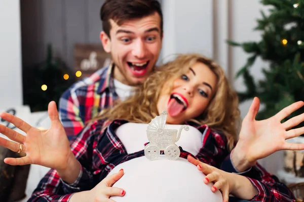 Émotions joyeuses d'un jeune couple qui attend le bébé b — Photo