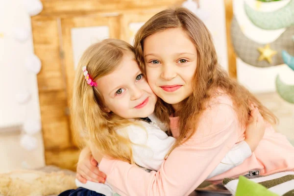 Two happy kids hugging in the room and laughing and have positiv — Stock Photo, Image