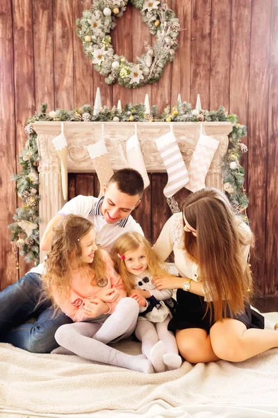 Mamá Con Niño Jugando Relajándose Junto Chimenea Una Noche Fría — Foto de Stock