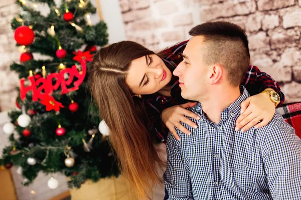 Feliz Pareja Joven Pasar Tiempo Árbol Navidad — Foto de Stock