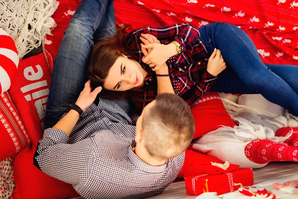 Chico Con Chica Acostada Sobre Almohadas Rojas Mirándose Tomándose Mano — Foto de Stock