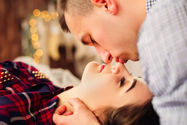 Man Kussen Zacht Van Zijn Favoriete Vriendin Neus — Stockfoto