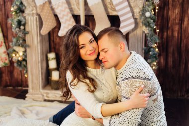 Güzel aşk iki halı şömine önünde oturan. Kadın 