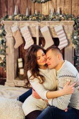 Kadın ve erkek yeni yıl arifesinde sarılmak