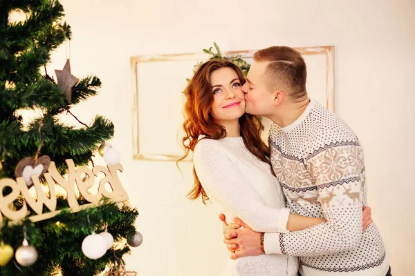 Casal passar o Natal juntos em casa — Fotografia de Stock