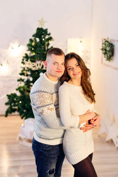 Heureux couple en chambre blanche avec des décorations de Noël — Photo