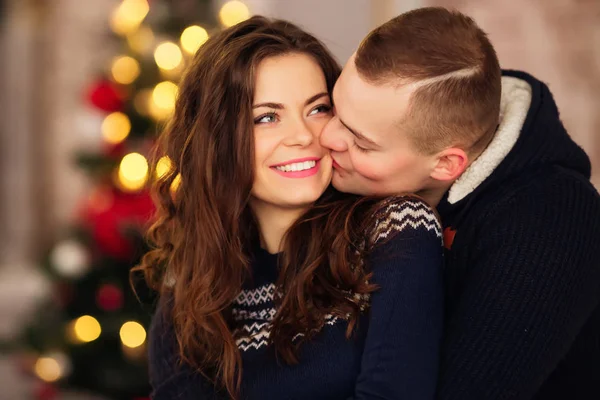 Paar doorbrengen Kerstmis samen thuis — Stockfoto