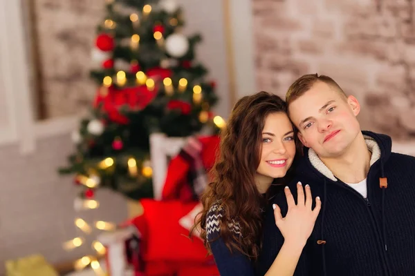 Vrolijk kerstfeest. Jong stel viert Kerstmis thuis — Stockfoto