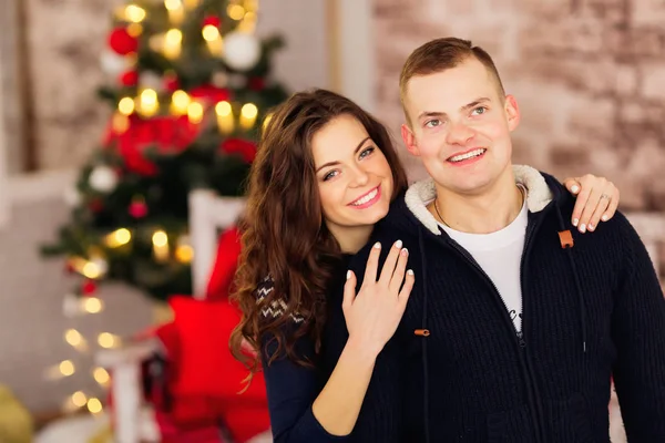 Mensen, Kerstmis, feestdagen en Nieuwjaar concept - gelukkige familie — Stockfoto