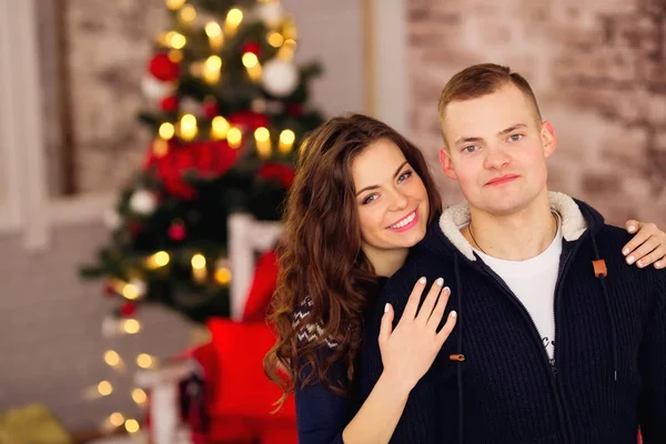 Mensen Kerstmis Feestdagen Nieuwjaar Concept Gelukkige Familie Paar Winterkleren Knuffelen — Stockfoto