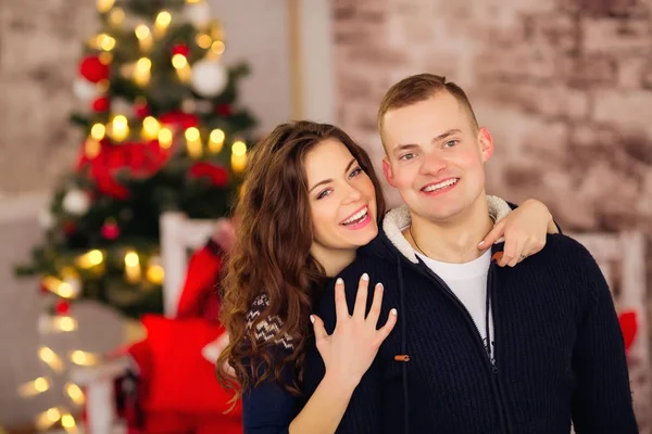 Mooie jonge vrouw hugs haar vriendje van achteren tegen een b — Stockfoto