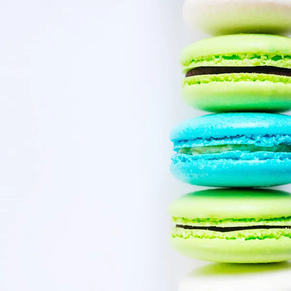 Зеленый и синий макаронный торт, вид сверху плоский, сладкий макарон — стоковое фото