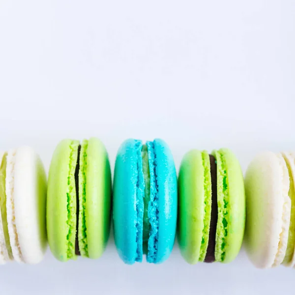 Kuchen Macaron oder Makronen isoliert auf weißem Hintergrund, süß und — Stockfoto
