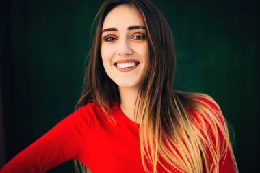 beyaz gülümseme ile mükemmel makyaj ve uzun saçlı güzel bir kızla