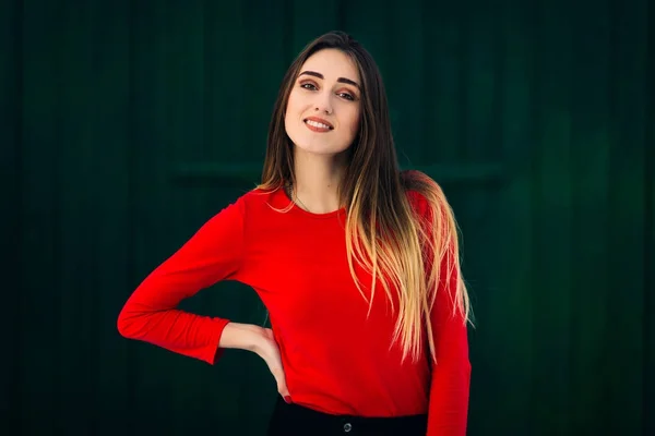Chica joven en el fondo de una pared verde con una hermosa ma — Foto de Stock