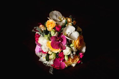 Renkli güller ve orkide üzerinde içeren bir şık düğün buketi 