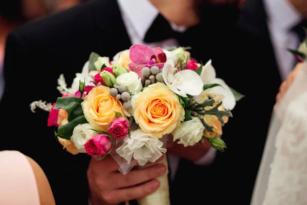 新郎在结婚礼服举行花束为她的恋人我 — 图库照片