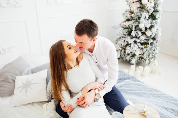 Çocuk onun kız arkadaşı yeni yıl arka plan üzerinde öper ya da