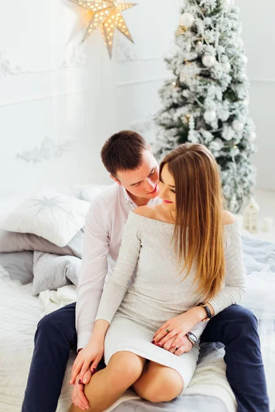 Mutlu çift birlikte Noel tatili iyi eğlenceler