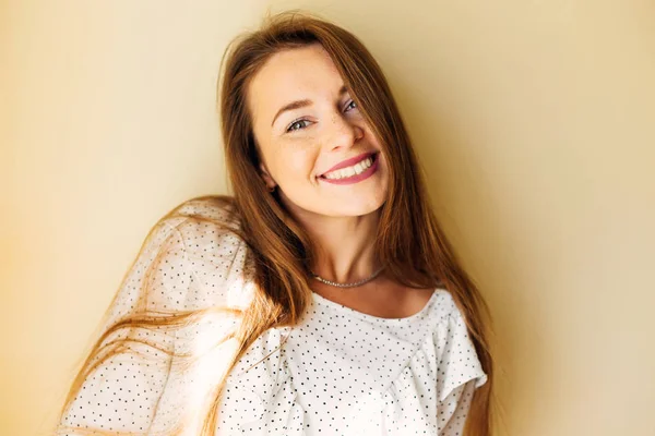 Retrato de una chica alegre con el pelo largo y pecas . — Foto de Stock