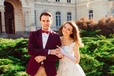 bir gelinlik mutlu genç aile gülümseme arka planını