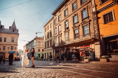 Bir adam bir kızla dans Lviv sokak ortasında