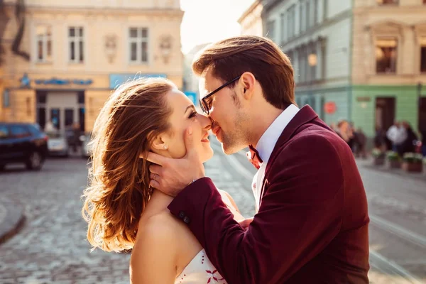 Beso Suave Una Pareja Amor Calle Trasera Ciudad Histórica —  Fotos de Stock