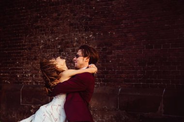 güçlü hugs ve kahkaha gelinler arka planı