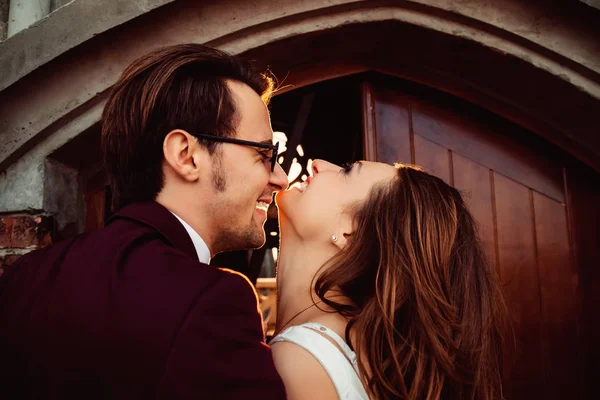 Sonrisas sinceras de dos amantes de las personas en el fondo de la — Foto de Stock