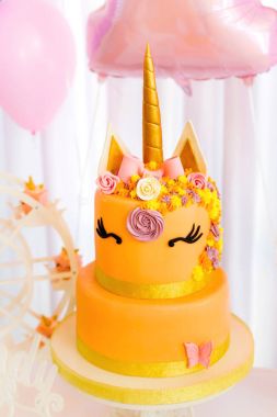 Bir tek boynuzlu at ve tatil top şeklinde güzel bir büyük pasta