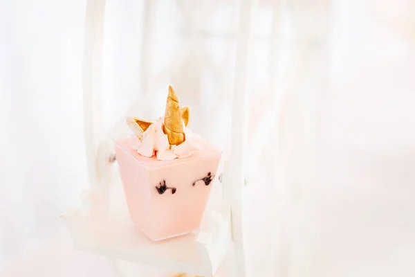 Mini pastel de color rosa en forma de unicornio. Arriba hay un cuerno de oro — Foto de Stock