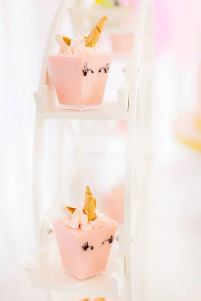 Rózsaszín mini-sütemények kerülnek egymás fölé egy egyszarvú, ho — Stock Fotó