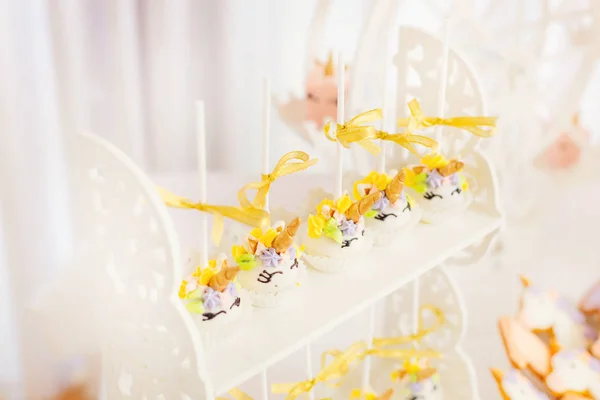 I dolci nella forma di un unicorno con fiori sono su una sta di legno — Foto Stock