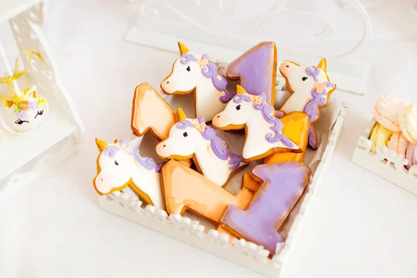 Kekse in verschiedenen Farben in Form von Einhörnern und Figuren o — Stockfoto