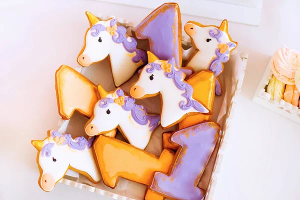 Galletas de color púrpura y amarillo en forma de unicornio y numbe — Foto de Stock