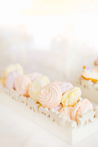 Marshmallow di colori pastello si trovano in un piatto bianco per — Foto Stock