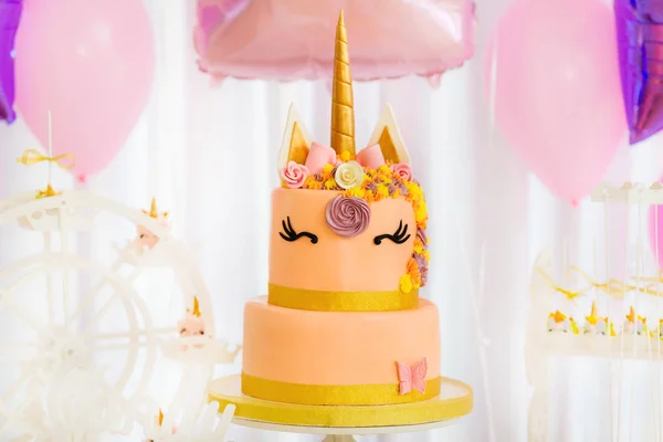 Torta a strati di unicorno decorata con fiori e farfalla. Rosa — Foto Stock