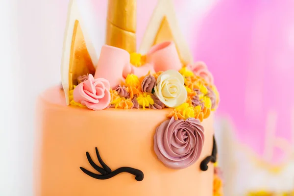 ユニコーンの黄色の色の形でケーキがバラで飾られています。 — ストック写真
