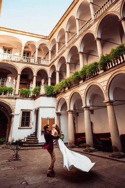 Genç bir çift eski ark arka karşı dans