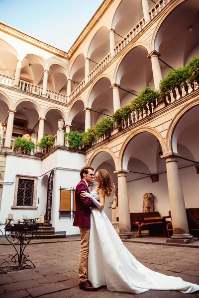 Yeni evli mutlu zaman eski binalar arasında bir su Tarih harcamak.