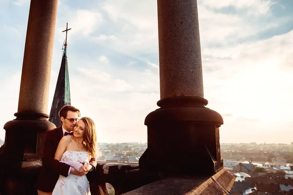 Aufrichtige Gefühle der Verliebten auf dem Balkon der alten Kirche in t — Stockfoto