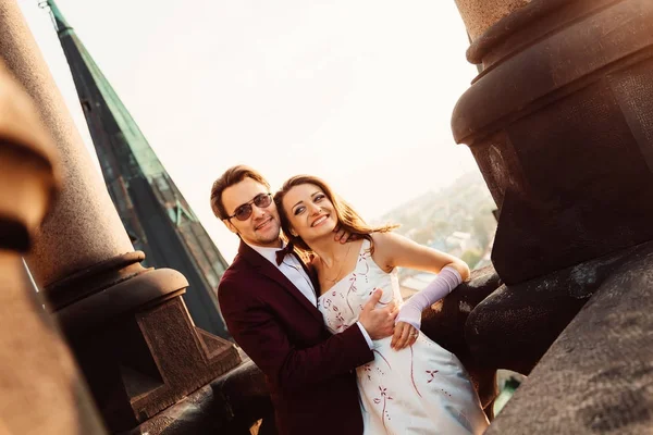 Emociones positivas y abrazos suaves de recién casados en el balcón — Foto de Stock