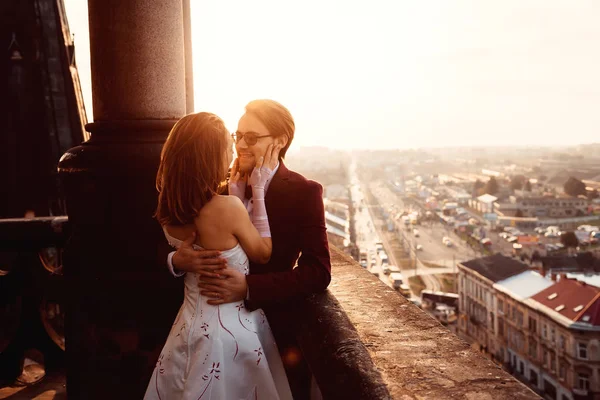 La novia y el novio se fusionaron en las vistas y abrazos en el balcón —  Fotos de Stock