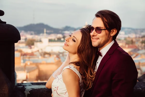 Das junge Paar bewundert die Aussicht, die sich vom Balco öffnet — Stockfoto