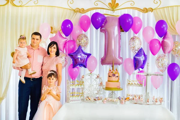 Gelukkige Familie Viert Verjaardag Het Restaurant Buurt Van Luxe Candy — Stockfoto