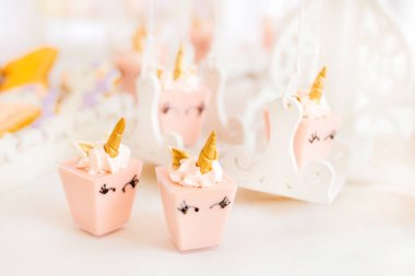 bir tek boynuzlu at şeklinde tatlı pembe mini kek bir sürü