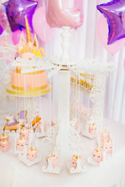 mini kek için bir üs olarak hizmet veren ahşap atlıkarınca