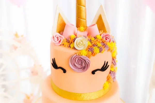 F で飾られているユニコーンのテーマのケーキのクローズ アップ — ストック写真