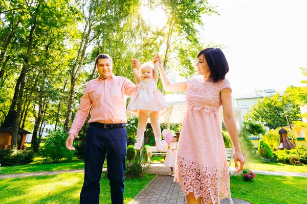 Papà Mamma Tengono Mano Loro Figlioletta Camminano Nel Parco — Foto Stock