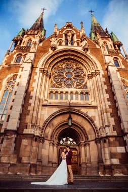 Yeni evliler, yüz yüze karşı büyük katedral standı